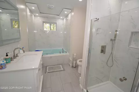 Bath - 128 Ashley Ct, Bushkill, PA 18324 photo 1 of 2