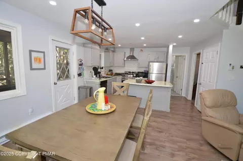 Dining - 128 Ashley Ct, Bushkill, PA 18324 photo 3 of 4