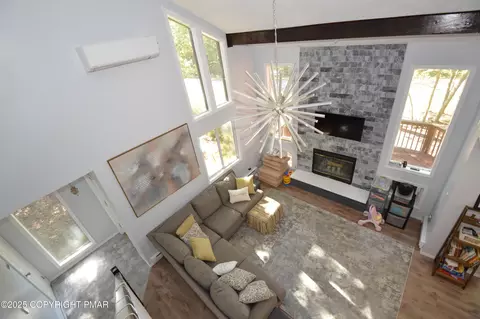 Living - 128 Ashley Ct, Bushkill, PA 18324 photo 2 of 3