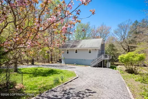 1061 Ridge Dr, Gouldsboro, PA 18424