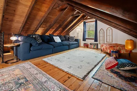 1061 Ridge Dr, Gouldsboro, PA 18424