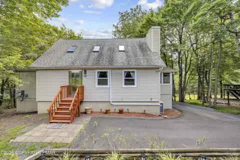 1658 Glade Dr, Long Pond, PA 18334
