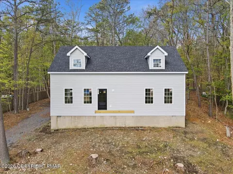 3554 Acorn Cir, East Stroudsburg, PA 18302