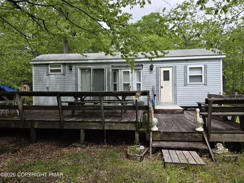 2 Lanoka Trl, Newfoundland, PA 18445
