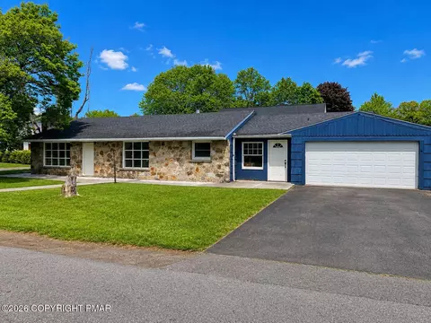 95 10th St, Matamoras, PA 18336