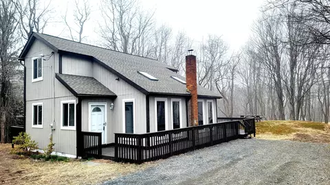 1123 Black Bear Ln, Long Pond, PA 18334