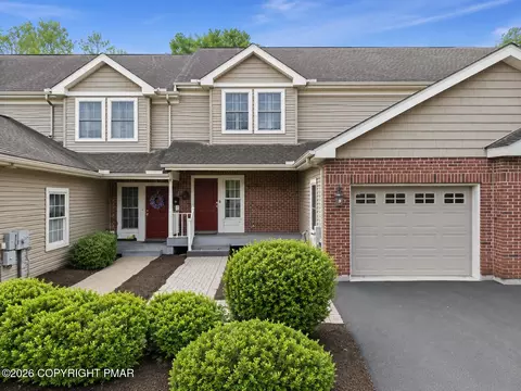 11 Oak Leaf Ln, East Stroudsburg, PA 18301