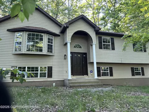 1147 Hunters Woods Dr, East Stroudsburg, PA 18301