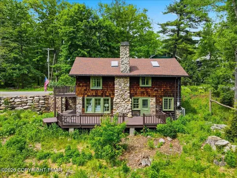 118 Falls Dr, Buck Hill Falls, PA 18323