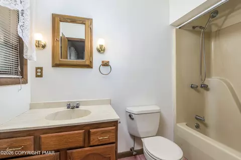 Bath - 2289 Walnut Trl, Bushkill, PA 18324 photo 2 of 3