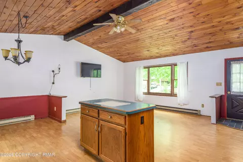Living - 2289 Walnut Trl, Bushkill, PA 18324 photo 3 of 4