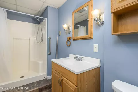 Bath - 2289 Walnut Trl, Bushkill, PA 18324 photo 3 of 3