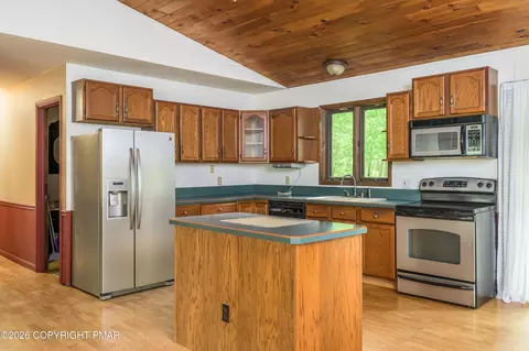 Kitchen - 2289 Walnut Trl, Bushkill, PA 18324 photo 2 of 3