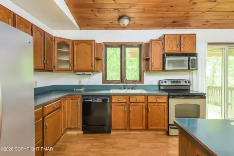Kitchen - 2289 Walnut Trl, Bushkill, PA 18324 photo 3 of 3