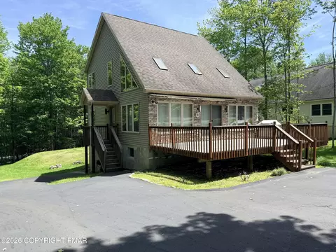 123 Wallenpaupack Dr, Greentown, PA 18426