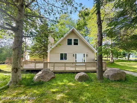 838 Country Place Dr, Tobyhanna, PA 18466