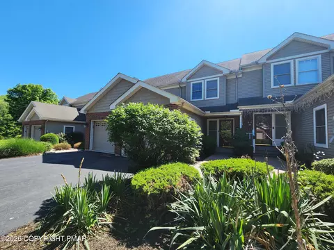 30 Oak Leaf Ln, East Stroudsburg, PA 18301