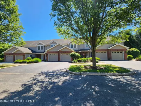 30 Oak Leaf Ln, East Stroudsburg, PA 18301