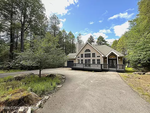 15 Shakespeare Dr, Albrightsville, PA 18210