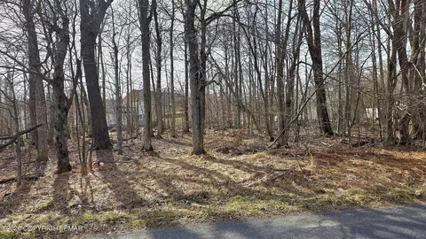 9208 Westwood Dr, Tobyhanna, PA 18466