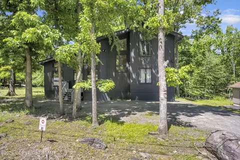 2044 Candlewood Dr, East Stroudsburg, PA 18301
