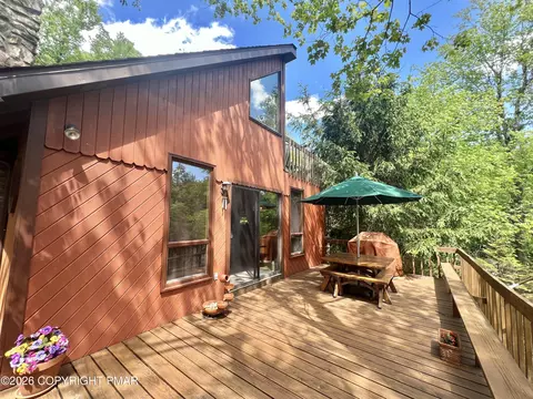 15 Chalet Ct, Lake Harmony, PA 18624