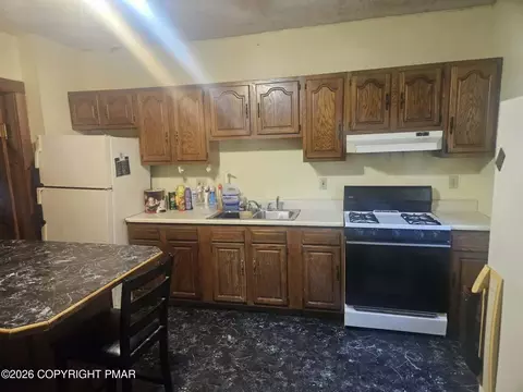 Kitchen - 200 Division St, Portland, PA 18351 photo 1 of 2