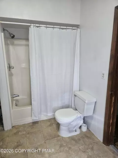 Bath - 200 Division St, Portland, PA 18351 photo 3 of 4