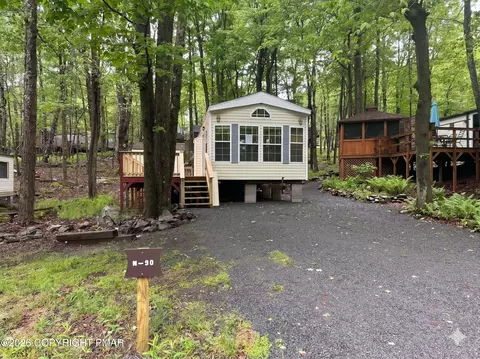 90 Earth Dr, Gouldsboro, PA 18424