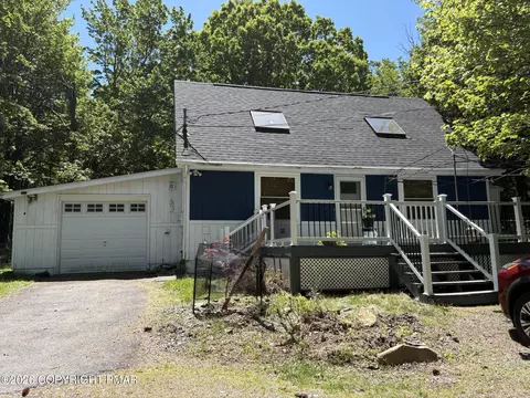 932 Cricket Ln, Long Pond, PA 18334