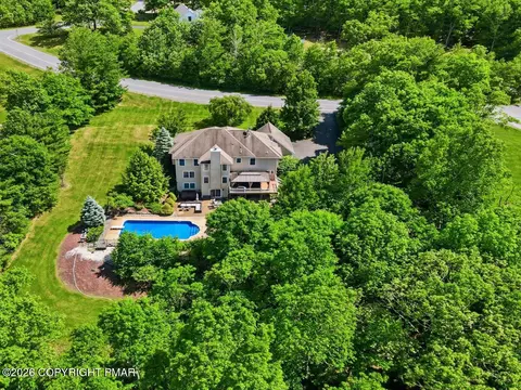 110 Mackenzie Ln, Bartonsville, PA 18321