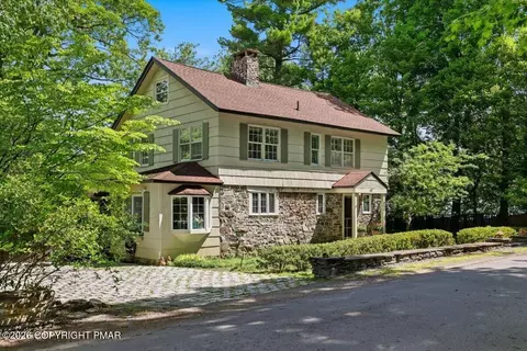 315 W Gate Rd, Buck Hill Falls, PA 18323