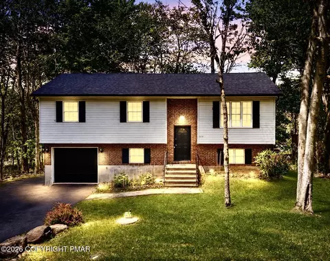 9807 Deerwood Dr, Tobyhanna, PA 18466