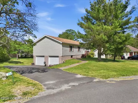 36 Deerfield Dr, Mount Pocono, PA 18344