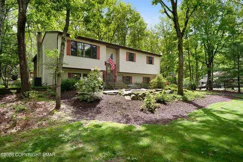 1430 N Rocky Mountain Dr, Effort, PA 18330