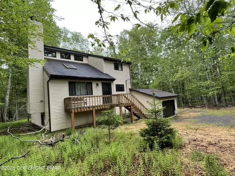 19 Livingston Ln, Gouldsboro, PA 18424