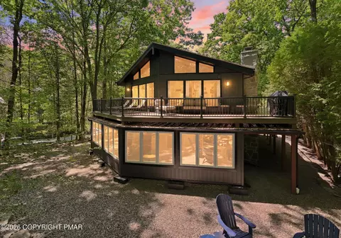 186 Yacht Club Dr, Greentown, PA 18426