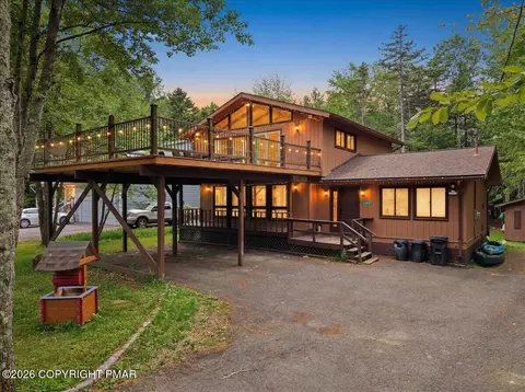 353 Scotch Pine Dr, Pocono Summit, PA 18346