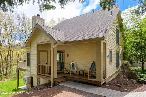416 Hickory Dr, Tannersville, PA 18372