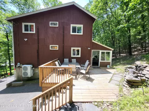 121 Park Ct, Bushkill, PA 18324