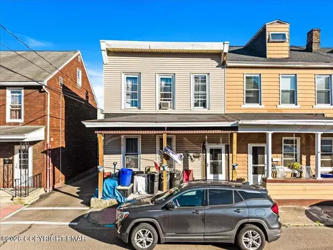 16 W Franklin St, Saint Clair, PA 17970