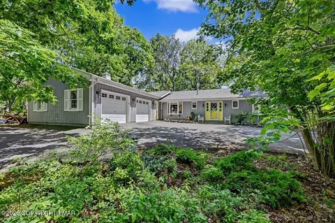 129 Wagoner Ln, Hawley, PA 18428