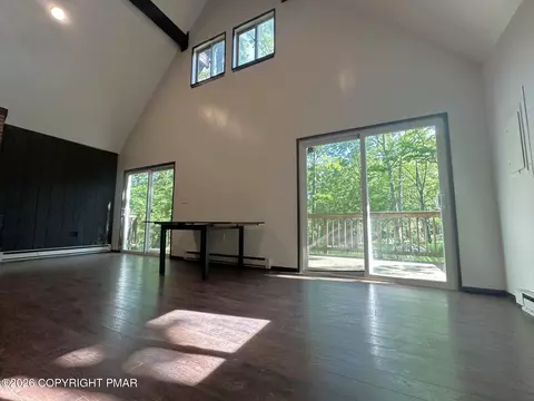 Living - 1095 Deer E, Bushkill, PA 18324 photo 2 of 4