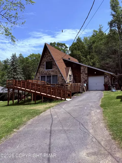 119 River Dr E, Greentown, PA 18426