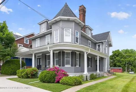 28 S Main St, Coopersburg, PA 18036