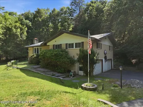 8188 Oak Ridge Ln, Cresco, PA 18326