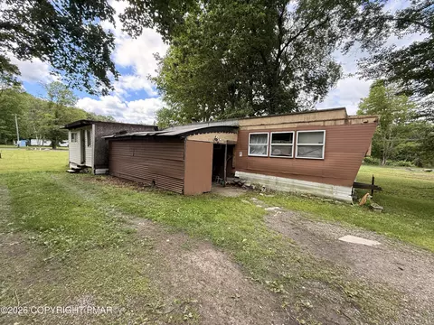 8 East Dr, Clifton Township, PA 18424