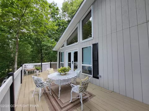 251 Dorchester Dr, Bushkill, PA 18324