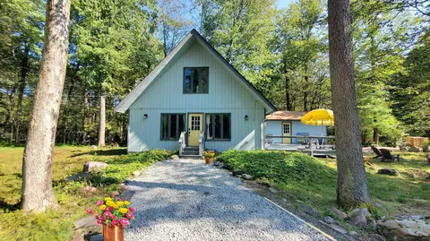 130 Sweet Briar Rd, Pocono Pines, PA 18350