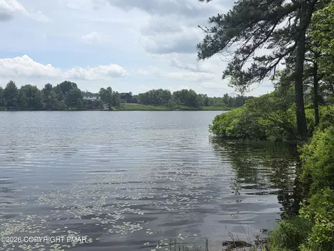 702 Clearview Ct E, Long Pond, PA 18334
